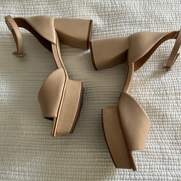 Bernardo Women’s Tan Chunky Block Heel Platform Sandals Size 9 - Picture 4 of 10